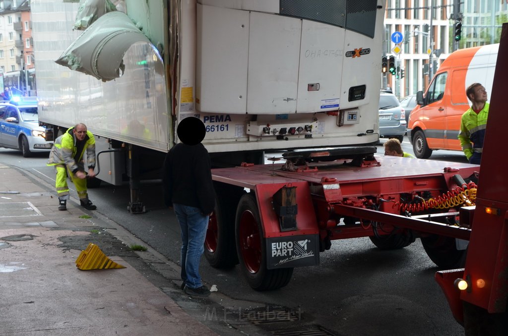 LKW blieb an Bruecke haengen Koeln Deutz Opladenerstr P056.JPG - Miklos Laubert